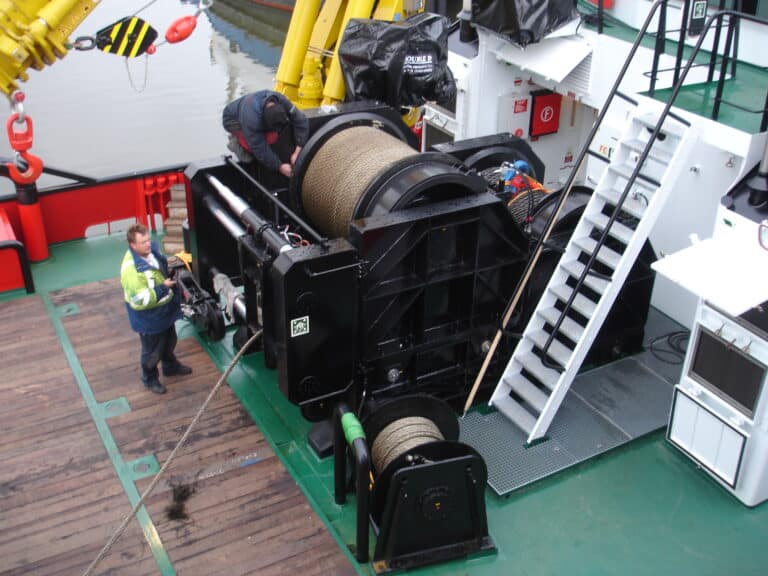 Heavy-duty towing and anchor hydraulic winch, 50–100 ton capacity