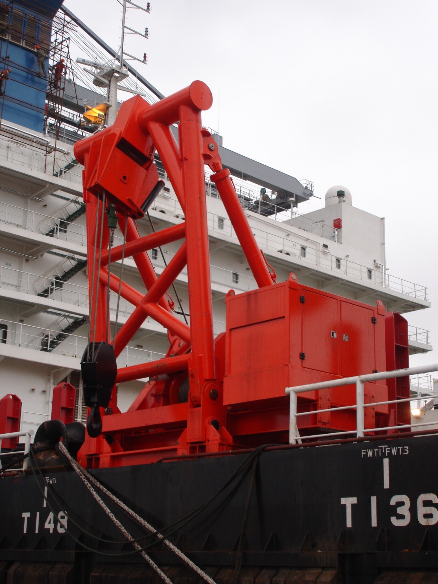 Hydraulic pipe layer davit system for offshore pipe handling