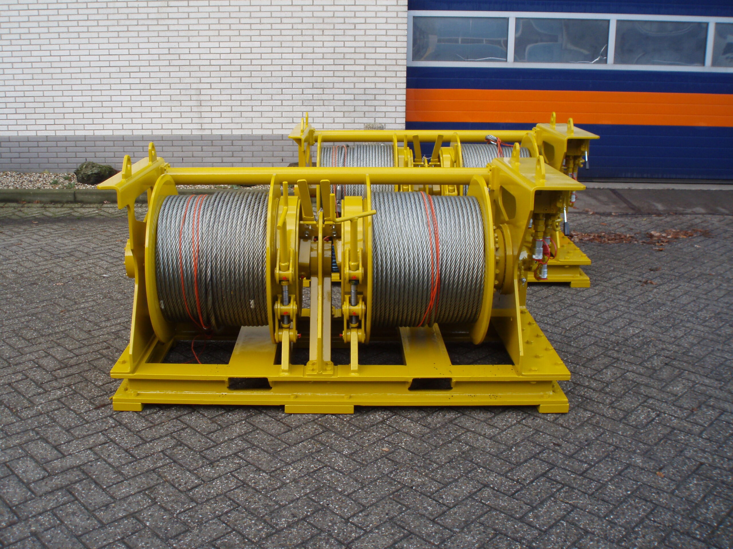 Double-drum winch with steel wire rope for heavy-duty lifting