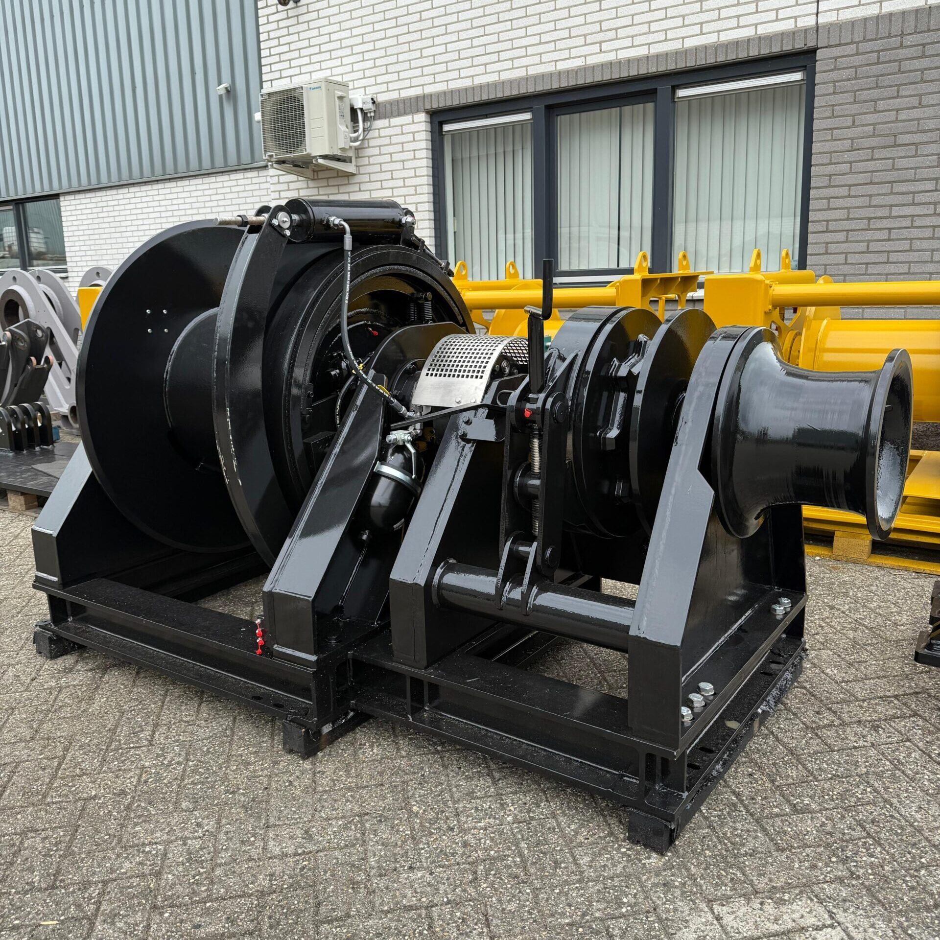 Dual-function integrated hydraulic winch and anchor system on heavy-duty base frame
