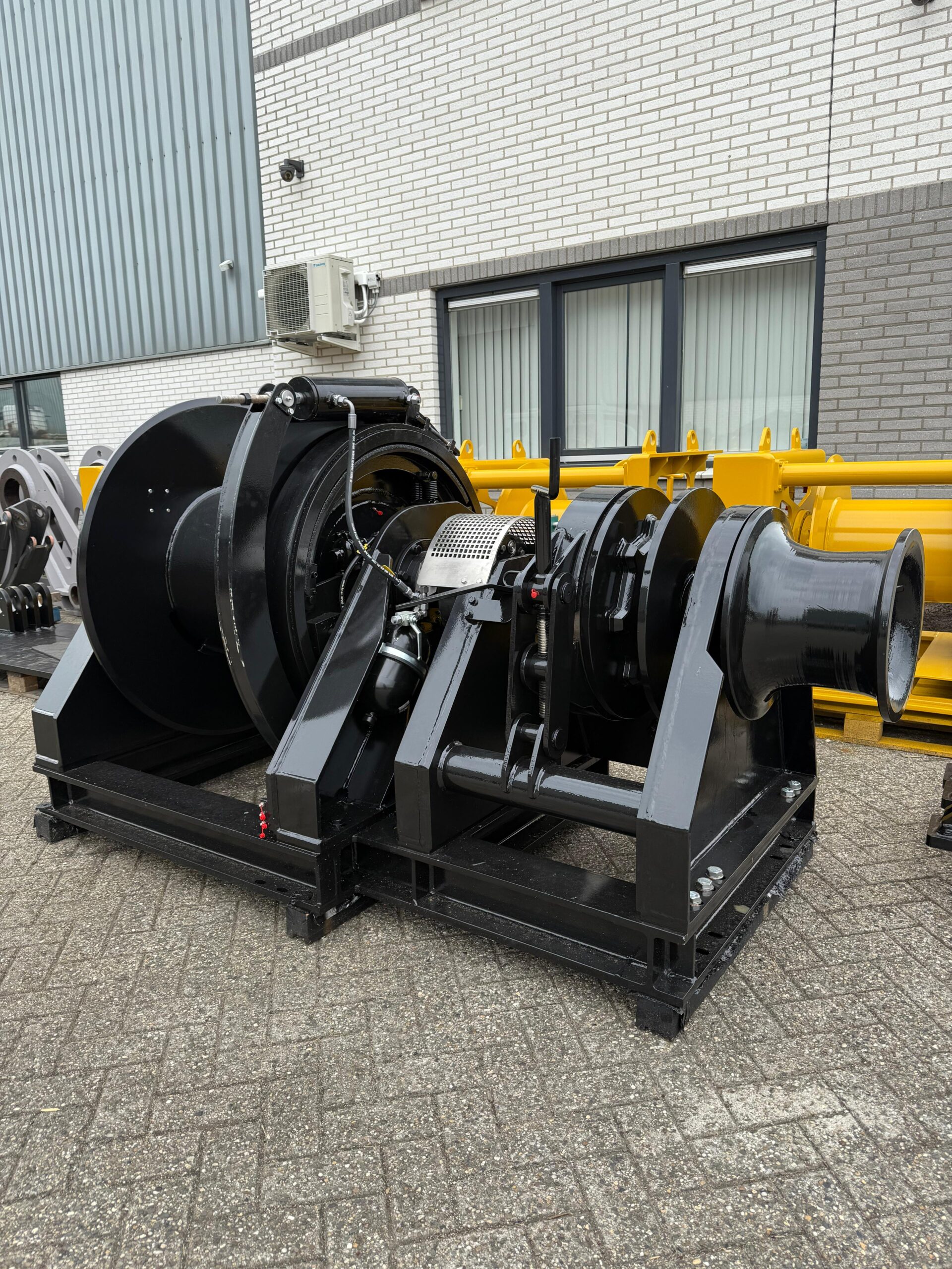 Dual-function integrated hydraulic winch and anchor system on heavy-duty base frame